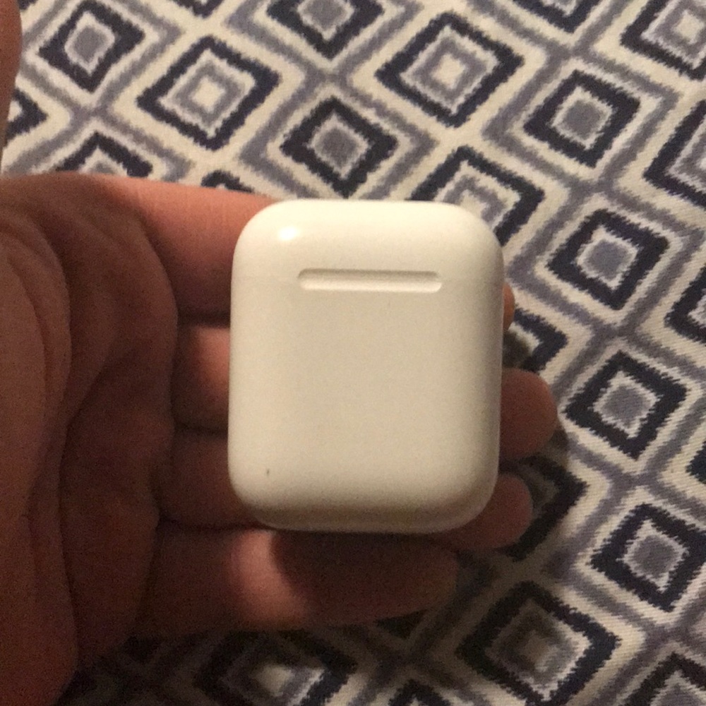 Apple air pods case (only) used works like new!